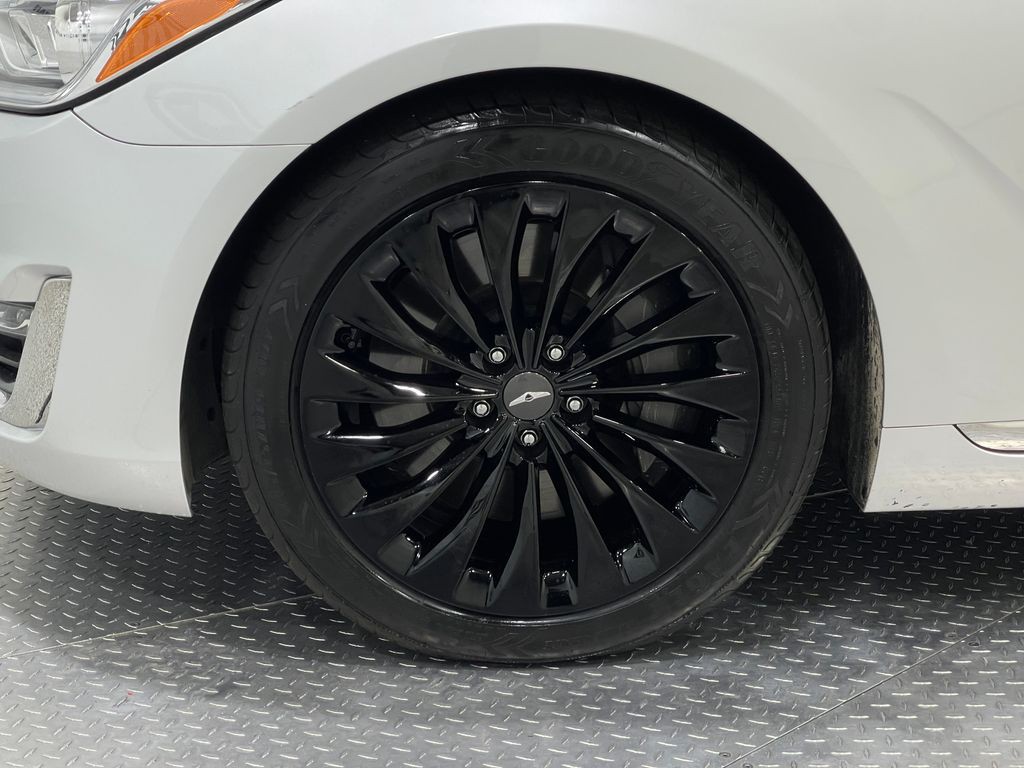 2018 Genesis G90 Image 34