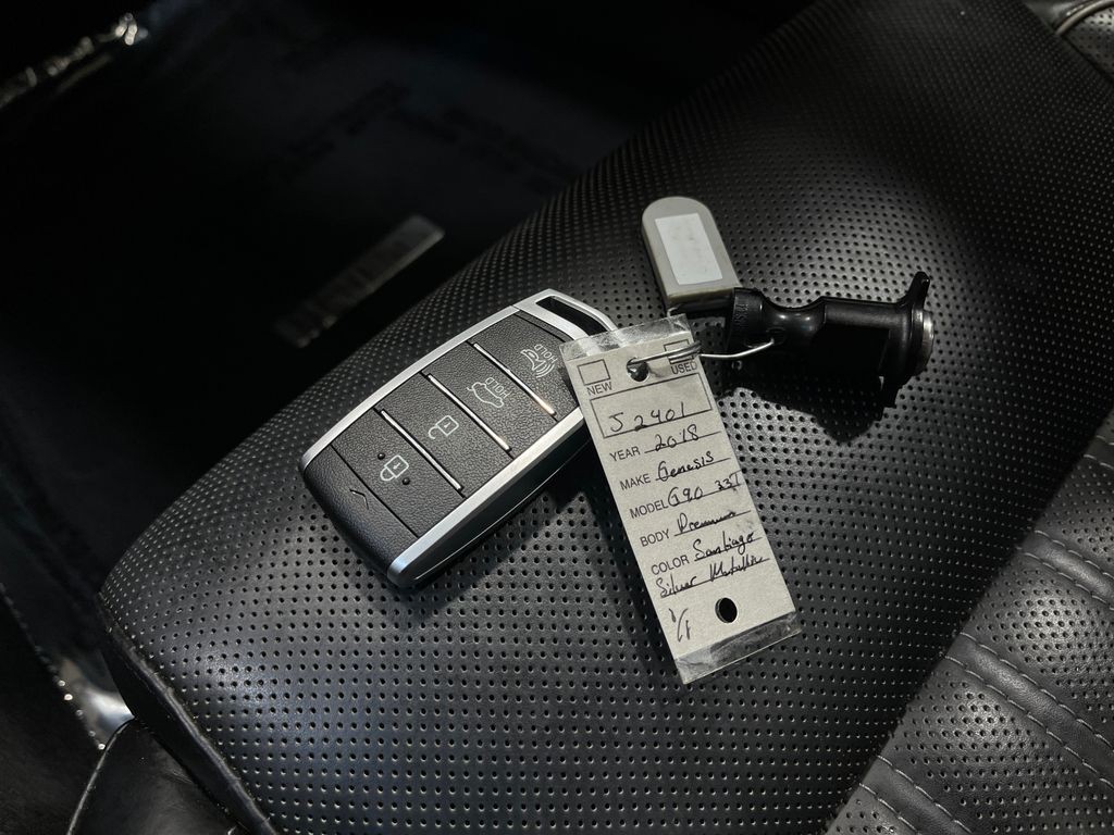 2018 Genesis G90 Image 36