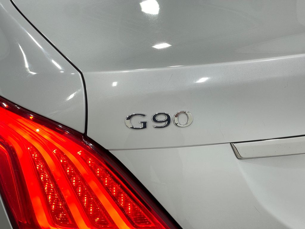 2018 Genesis G90 Image 38