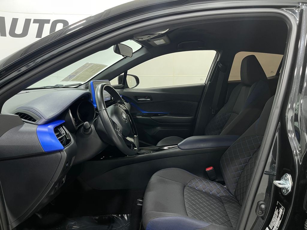 2022 Toyota C-HR Image 11