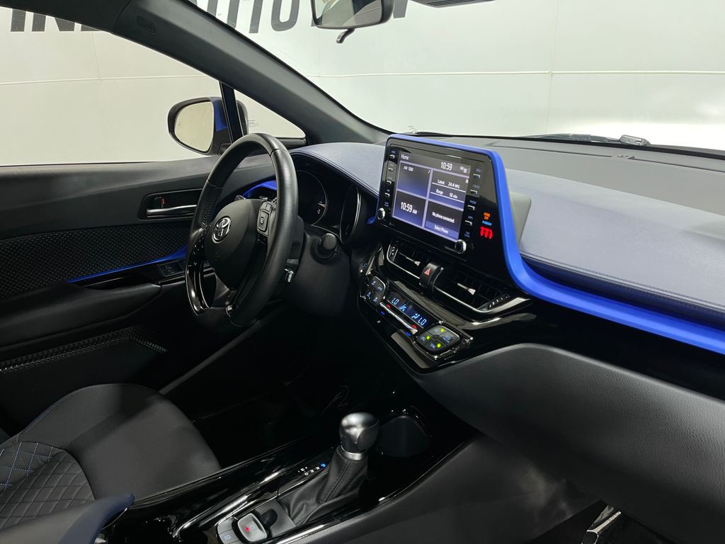 2022 Toyota C-HR Image 18