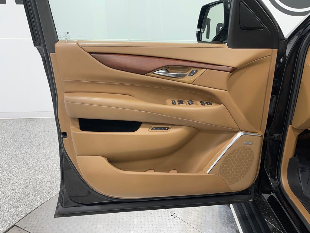 2017 Cadillac Escalade Image 18