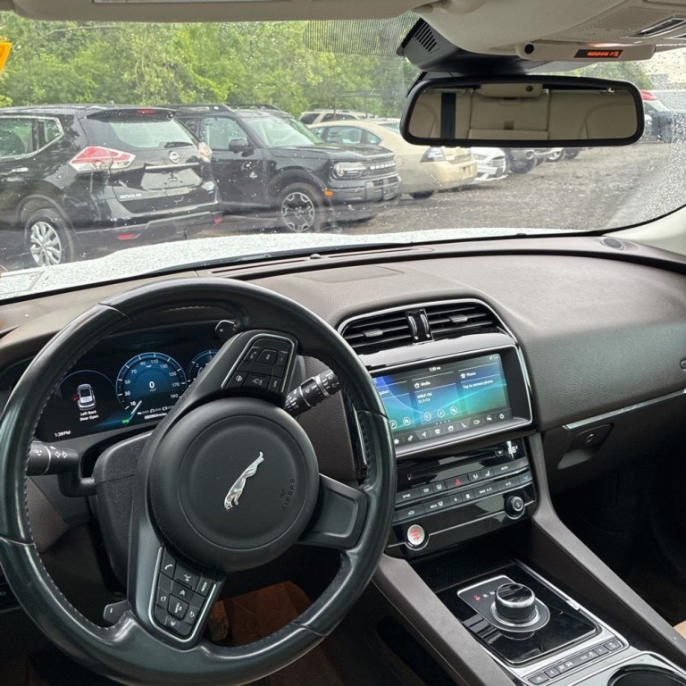 2017 Jaguar F-PACE Image 11