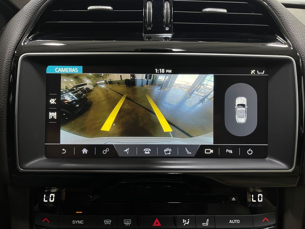 2017 Jaguar F-PACE Image 10