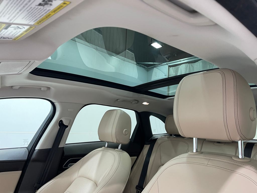 2017 Jaguar F-PACE Image 11