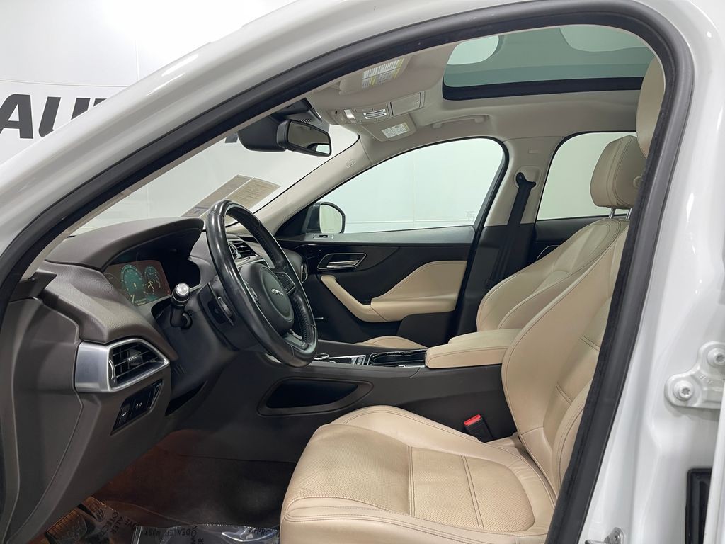 2017 Jaguar F-PACE Image 13
