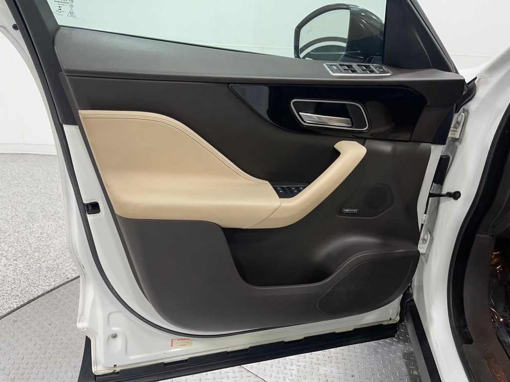 2017 Jaguar F-PACE Image 15