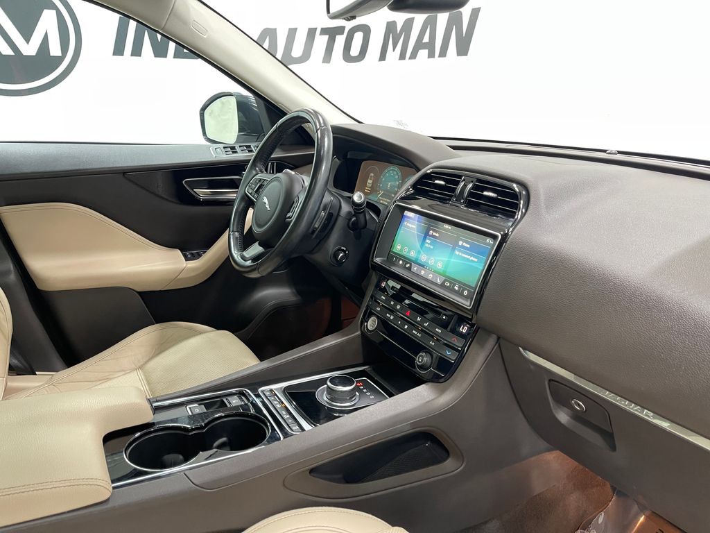 2017 Jaguar F-PACE Image 20