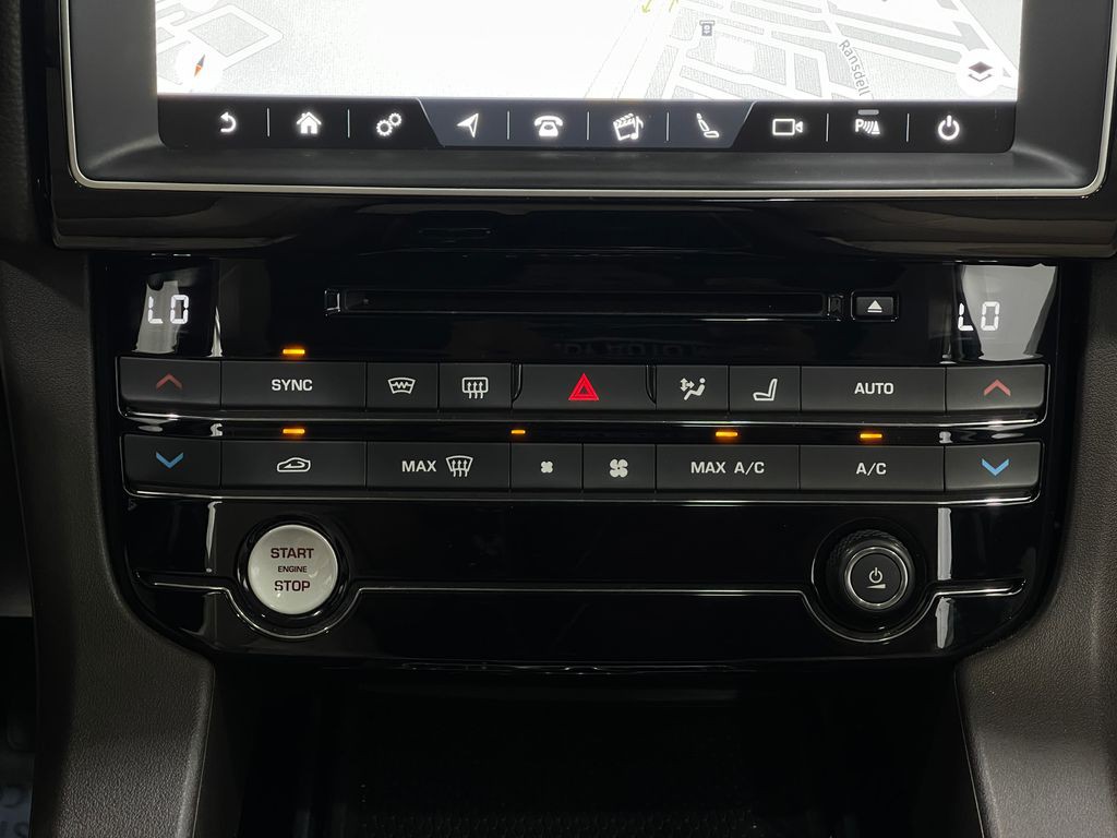 2017 Jaguar F-PACE Image 25