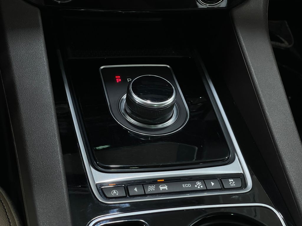 2017 Jaguar F-PACE Image 29