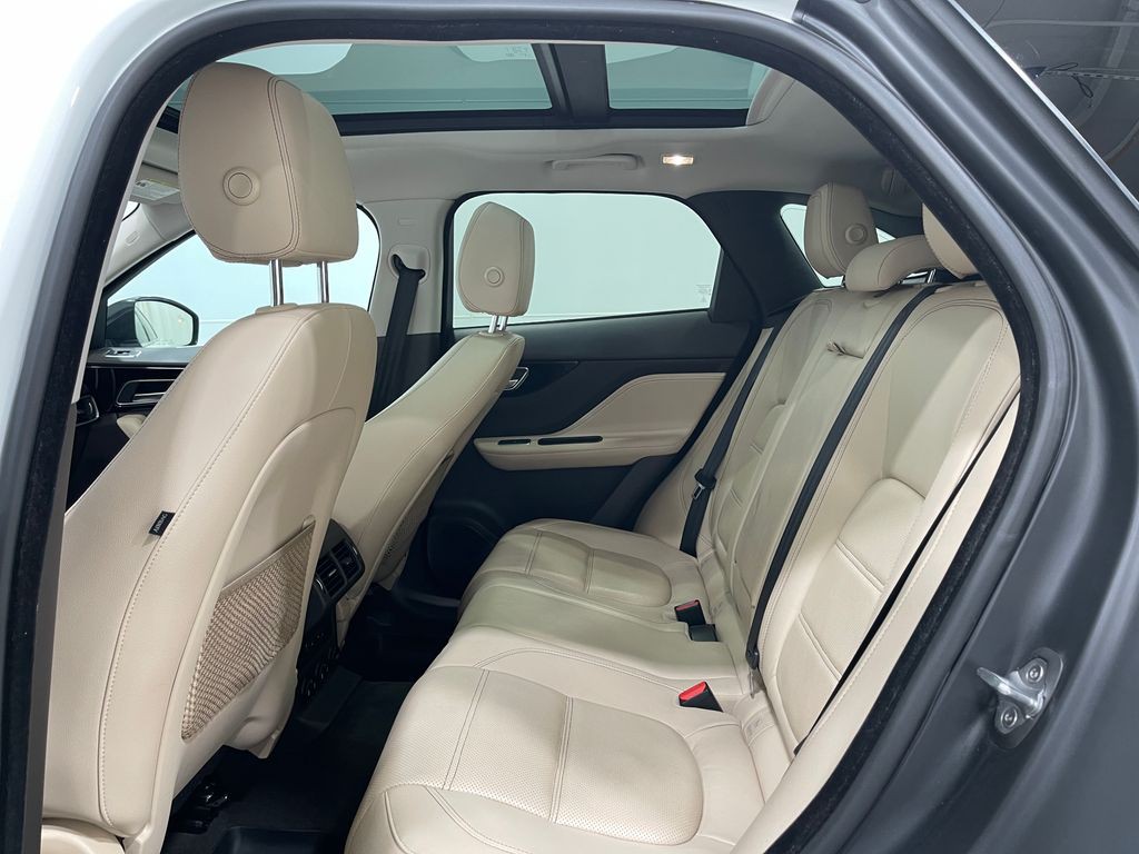 2017 Jaguar F-PACE Image 30