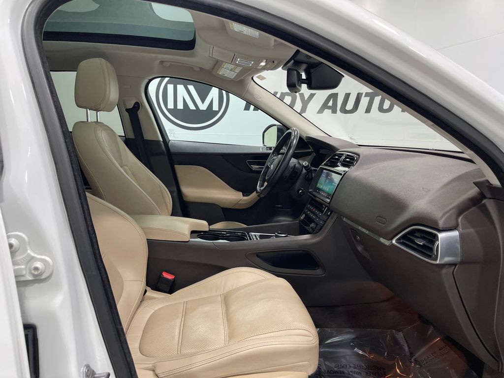 2017 Jaguar F-PACE Image 32