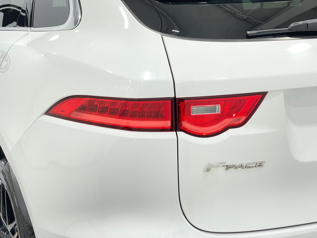 2017 Jaguar F-PACE Image 34