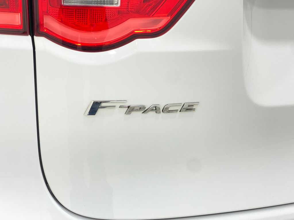 2017 Jaguar F-PACE Image 39