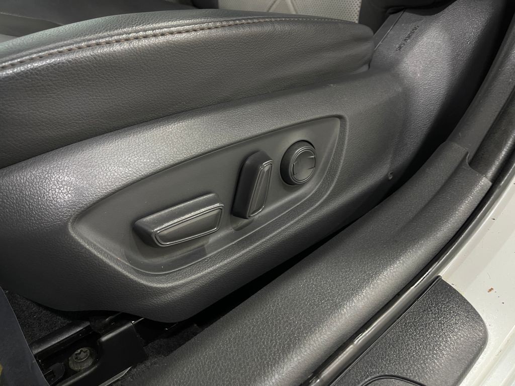 2019 Toyota Camry Image 14