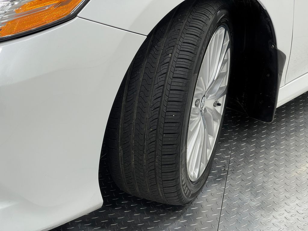 2019 Toyota Camry Image 32