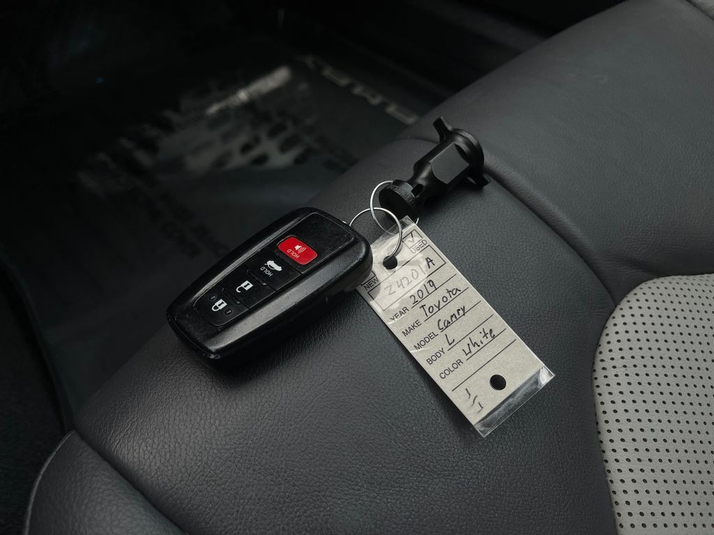 2019 Toyota Camry Image 33