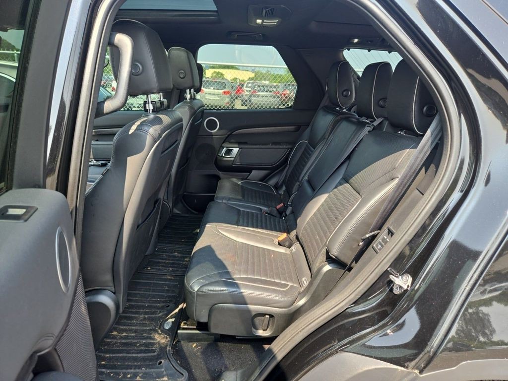 2018 Land Rover Discovery Image 12