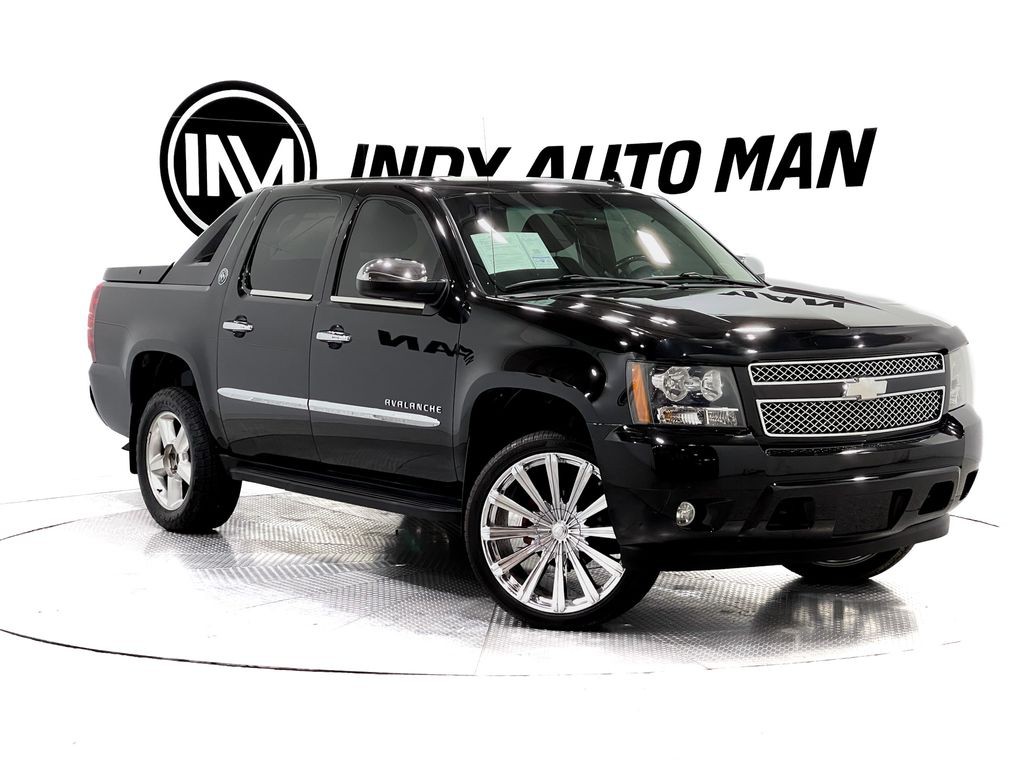2013 Chevrolet Avalanche Image 2