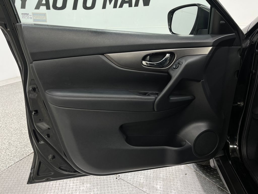 2016 Nissan Rogue Image 13