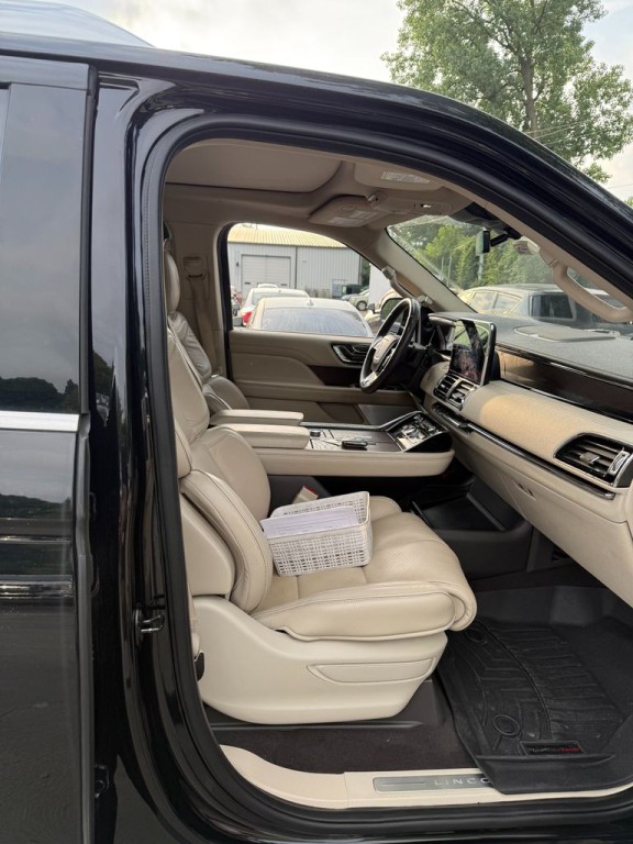 2019 Lincoln Navigator Image 9