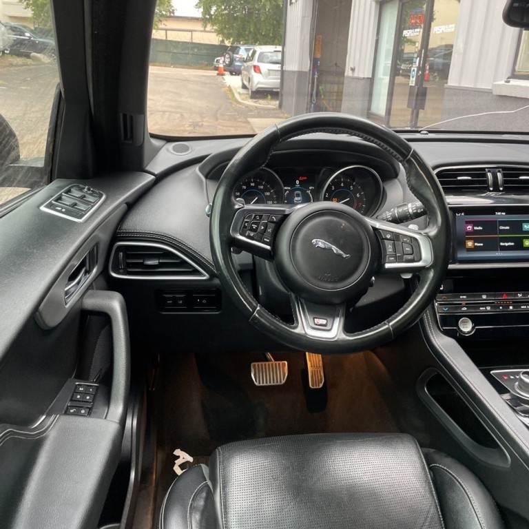 2017 Jaguar F-PACE Image 10