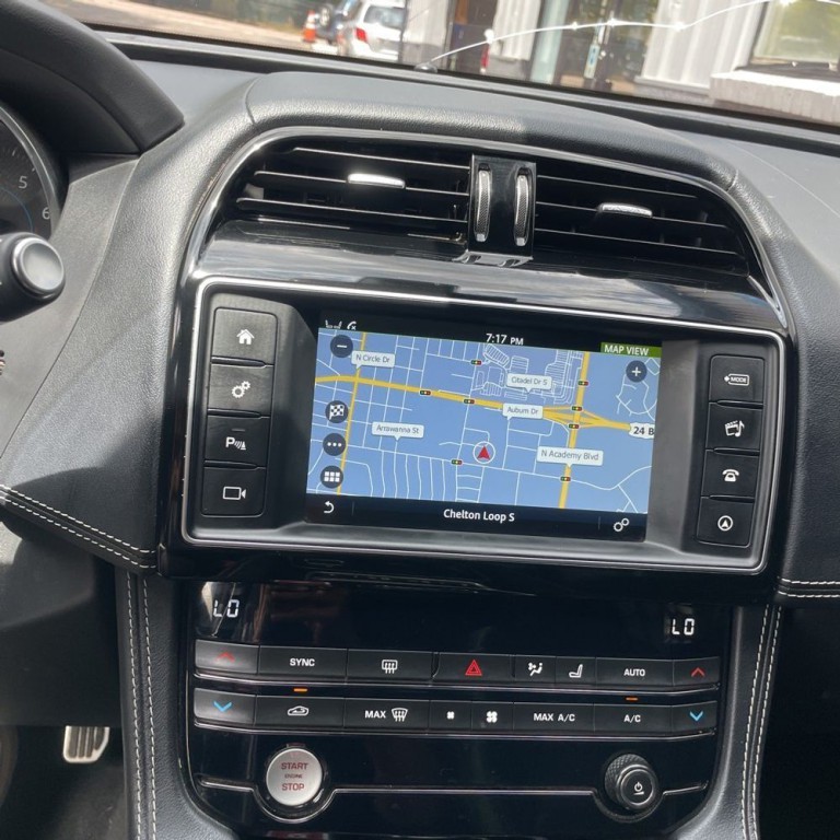 2017 Jaguar F-PACE Image 12