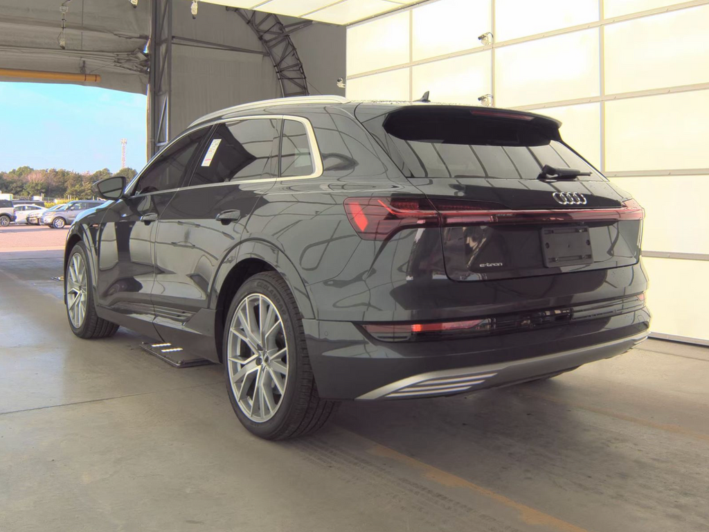2019 Audi e-tron Image 5