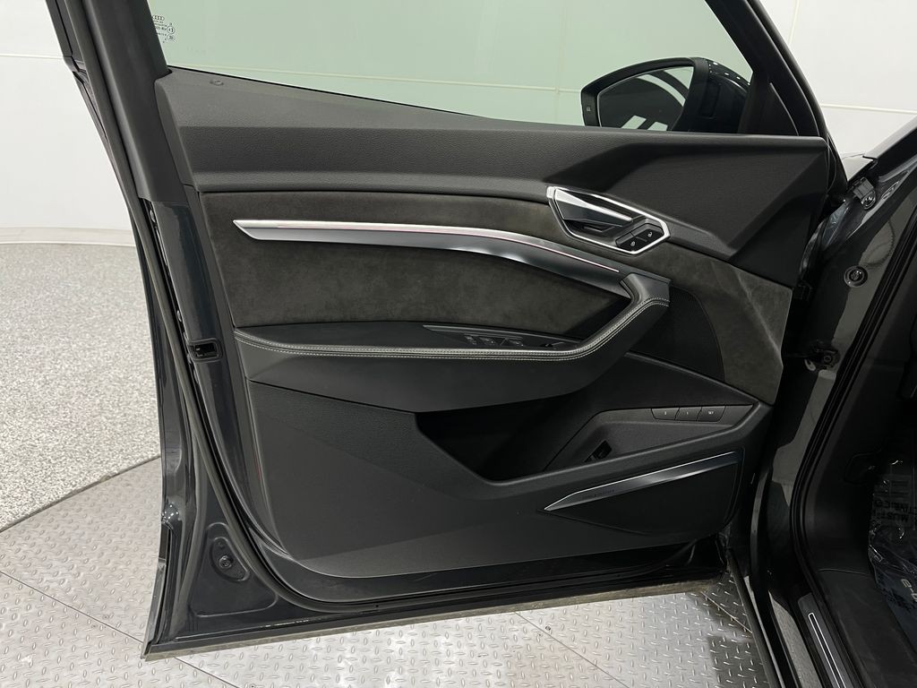 2019 Audi e-tron Image 15