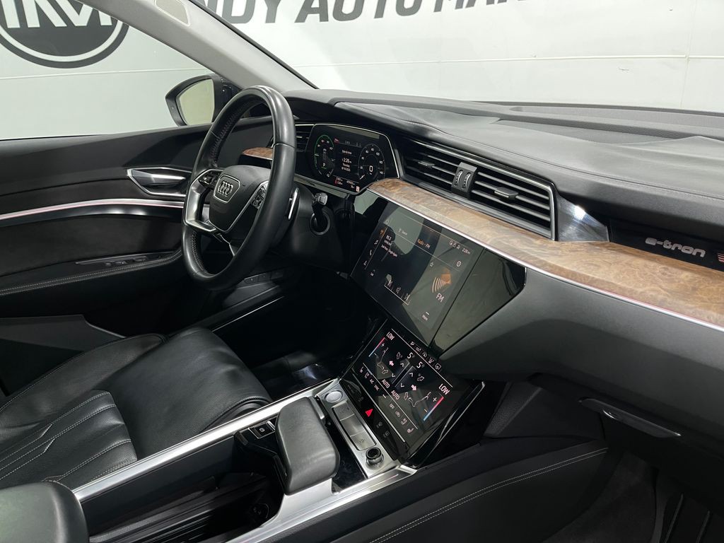 2019 Audi e-tron Image 20