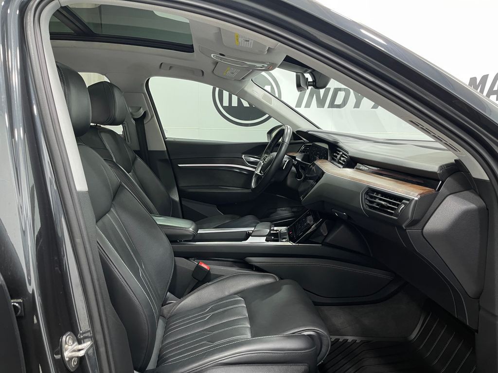 2019 Audi e-tron Image 31