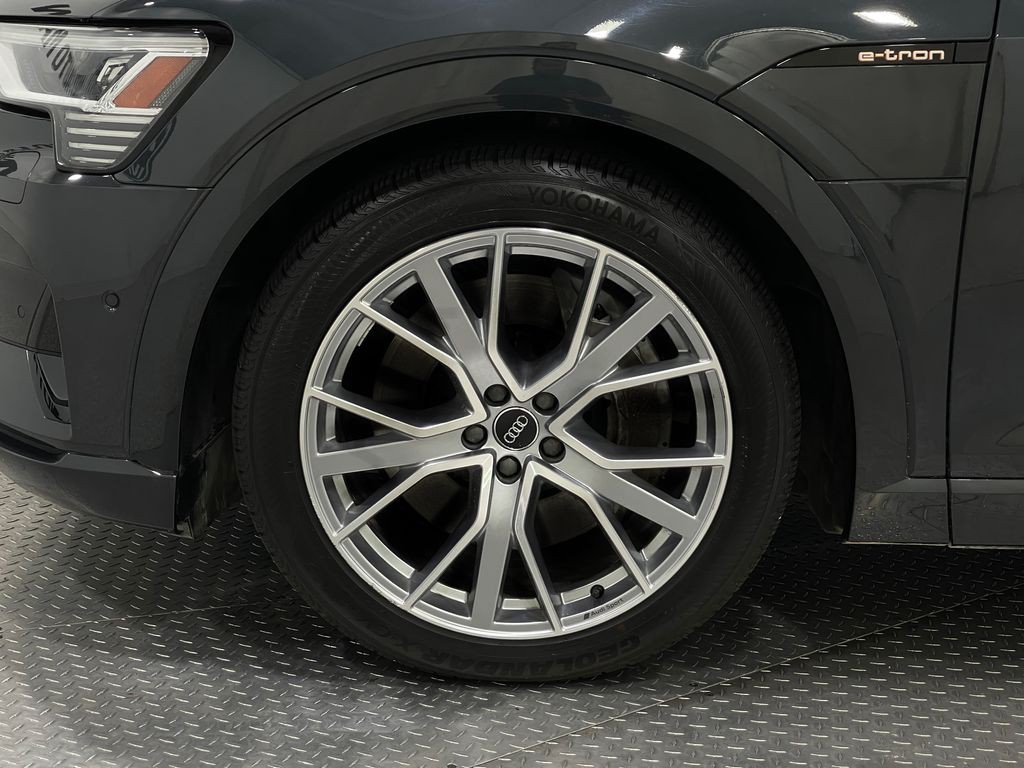 2019 Audi e-tron Image 34