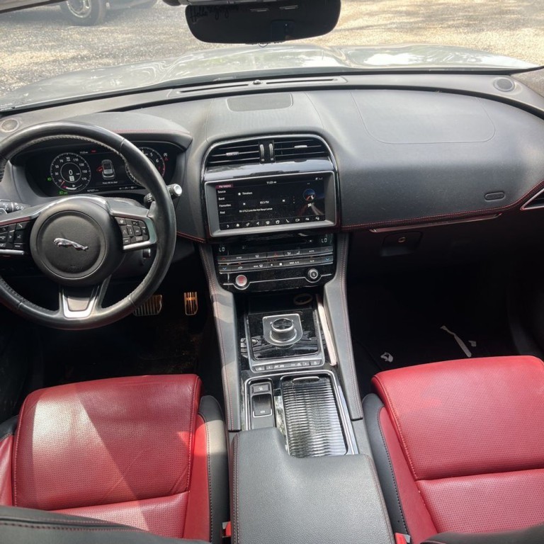 2020 Jaguar F-PACE Image 11