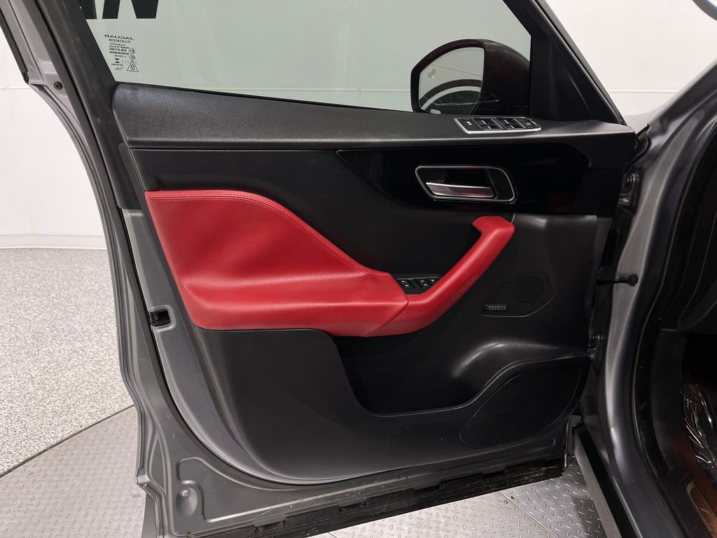 2020 Jaguar F-PACE Image 15