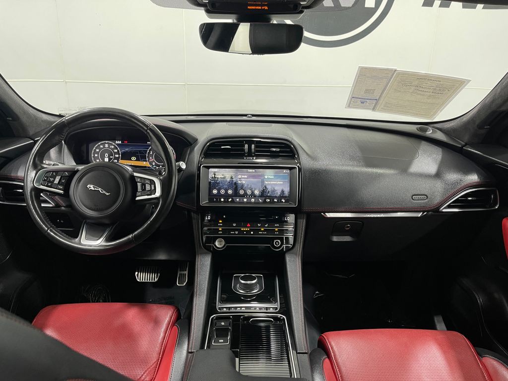 2020 Jaguar F-PACE Image 19