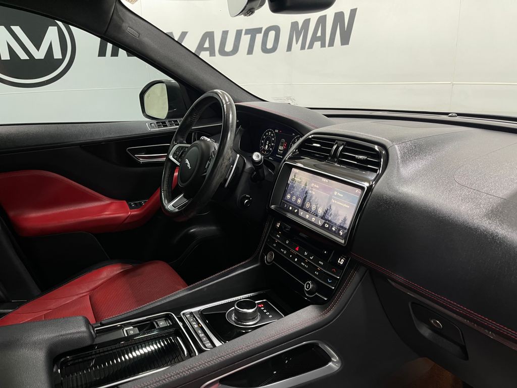 2020 Jaguar F-PACE Image 20