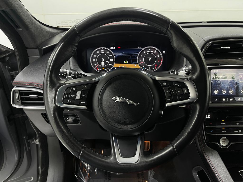 2020 Jaguar F-PACE Image 22