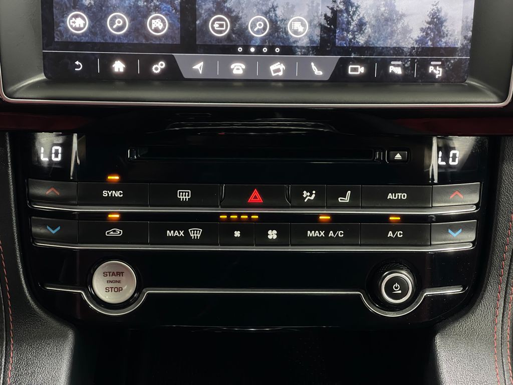 2020 Jaguar F-PACE Image 25