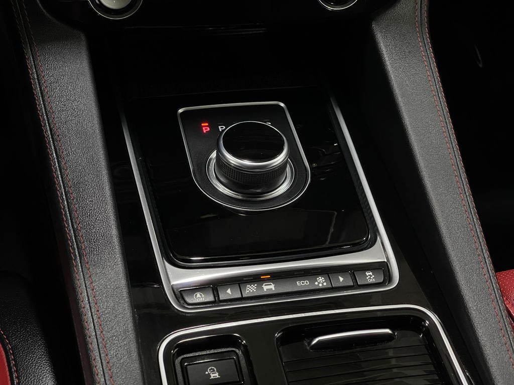 2020 Jaguar F-PACE Image 29