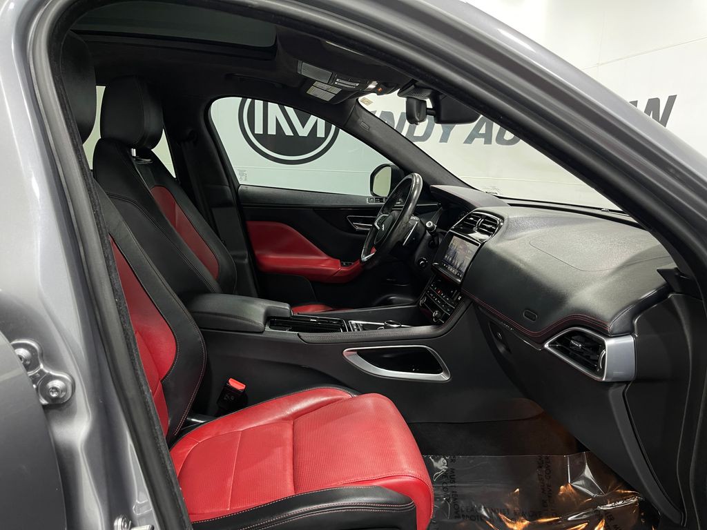 2020 Jaguar F-PACE Image 32