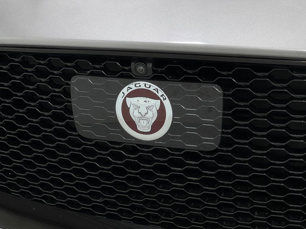 2020 Jaguar F-PACE Image 38