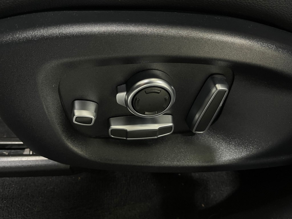 2020 Jaguar F-PACE Image 19