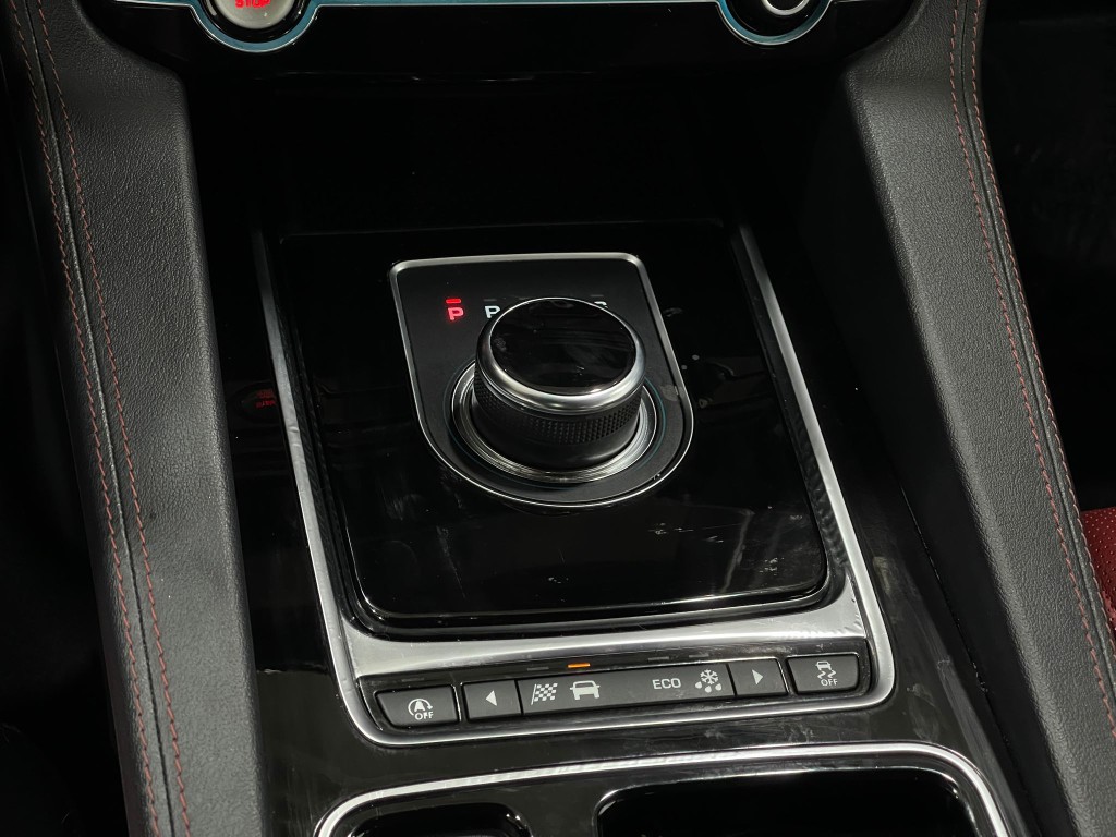 2020 Jaguar F-PACE Image 31