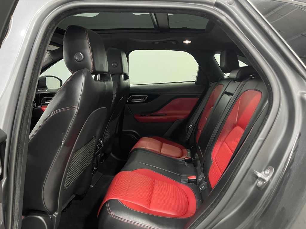 2020 Jaguar F-PACE Image 32