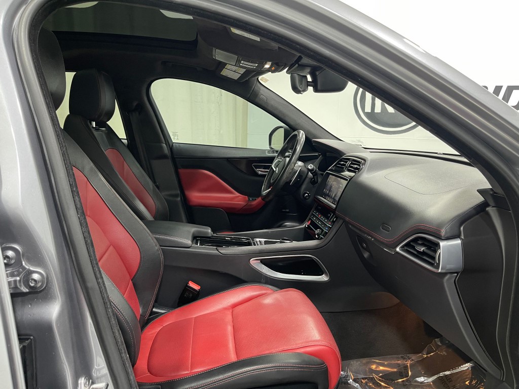 2020 Jaguar F-PACE Image 34