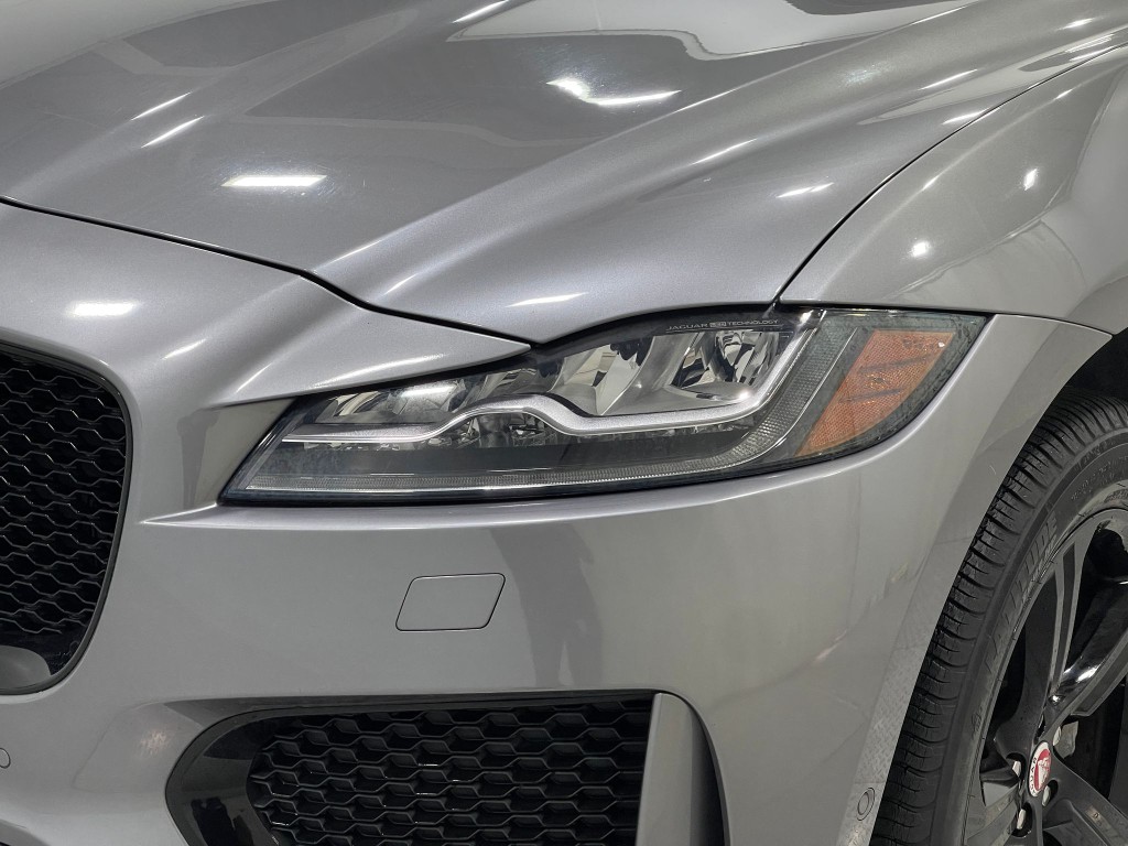 2020 Jaguar F-PACE Image 35