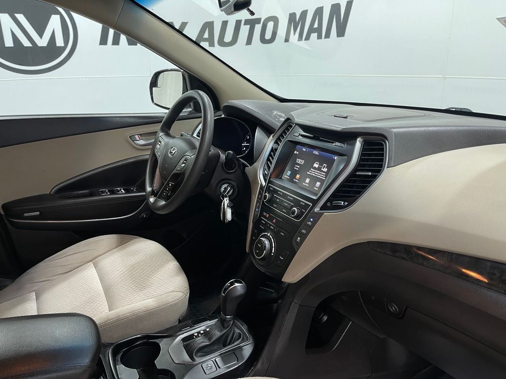 2017 Hyundai Santa Fe Image 17