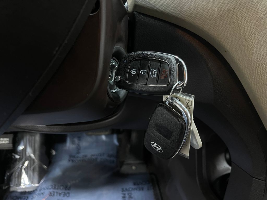 2017 Hyundai Santa Fe Image 18