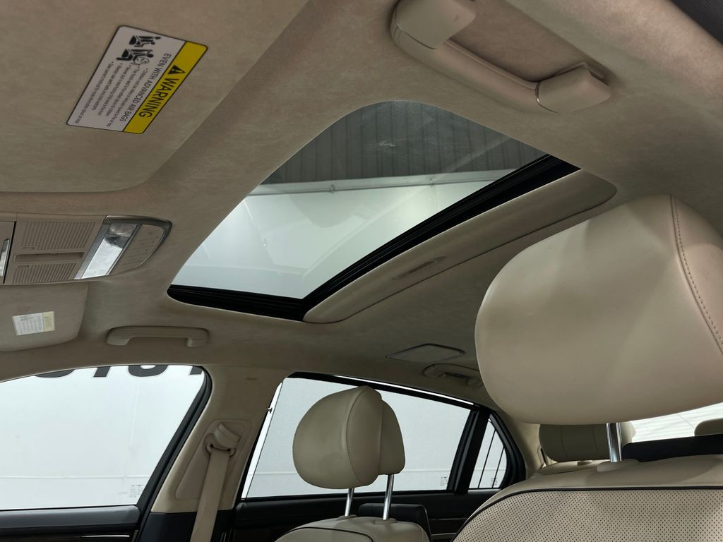 2018 Genesis G90 Image 12