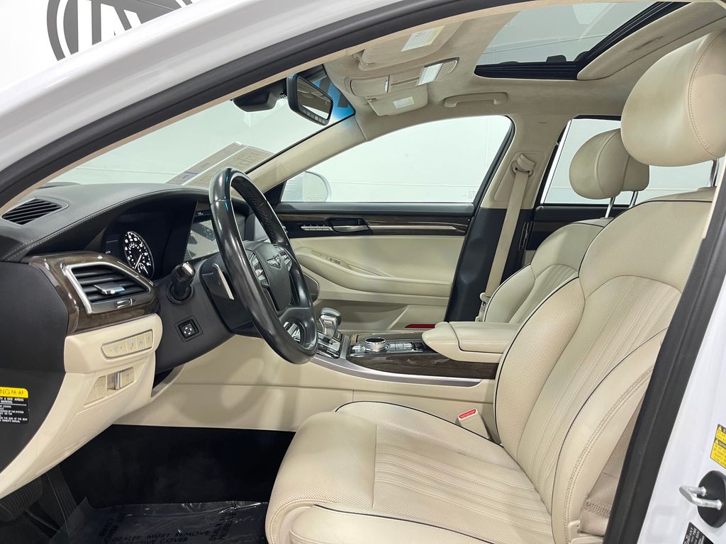 2018 Genesis G90 Image 13